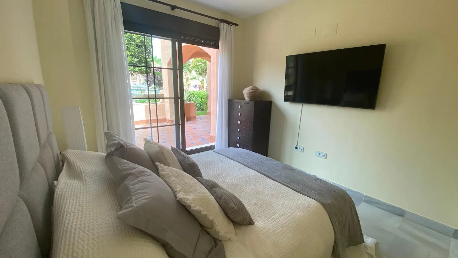 1197: 3 Bedroom Grd Floor Apt Hacienda Del Sol エステポナ アパート
