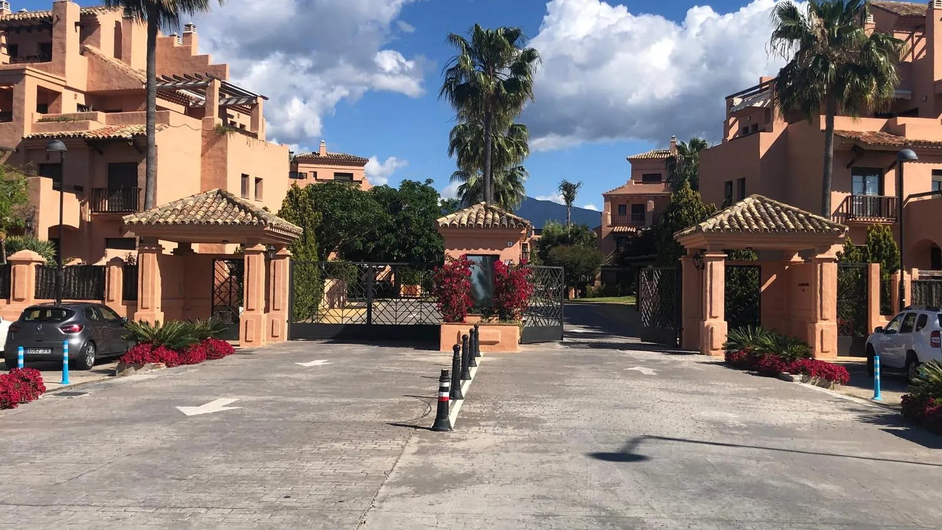 1197: 3 Bedroom Grd Floor Apt Hacienda Del Sol エステポナ アパート